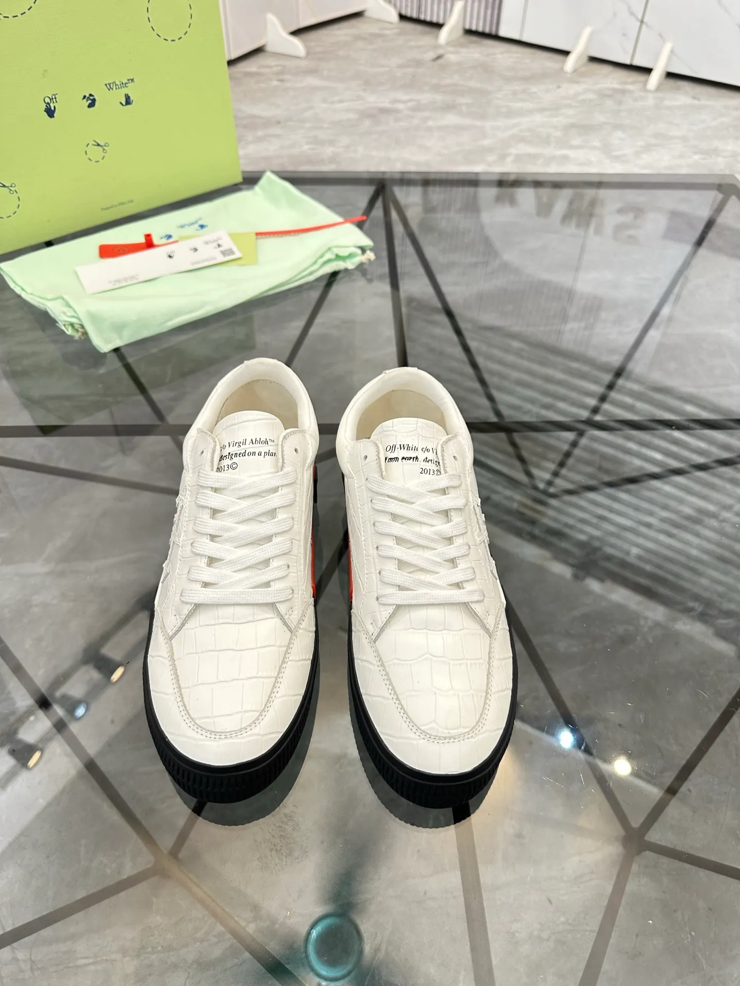 Selling men's shoes 💰: 💰P440¥ Product trademark: OFF WHITE *"OFF WHITE*" low-top casual shoes Regular size: 35-45 (can be customized to 46) Couple style Product material: imported cowhide upper, breathable lining, original outsole. No.: H203